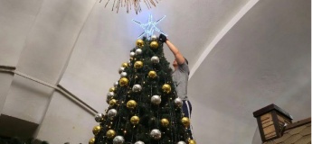 Новогодняя елка у метро