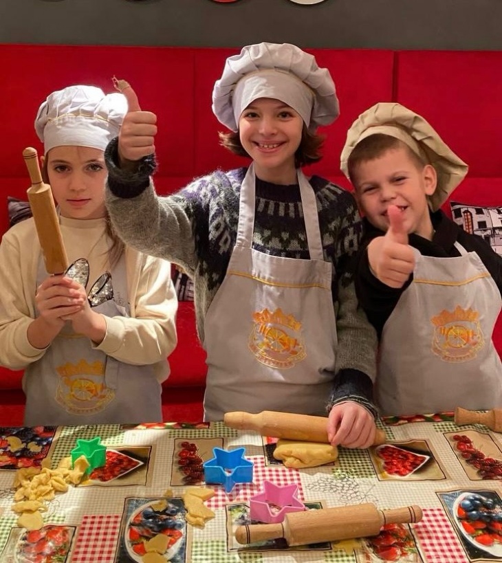 Дитячий майстер-клас "Різдвяна пряникова імбирна хатинка" Дитячий майстер-клас "Різдвяна пряникова імбирна хатинка"