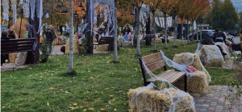 Осіння фотозона на Алеї сакур у сквері Усачова