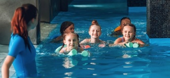 Групповые занятия по плаванию для гостей отеля "Немо"