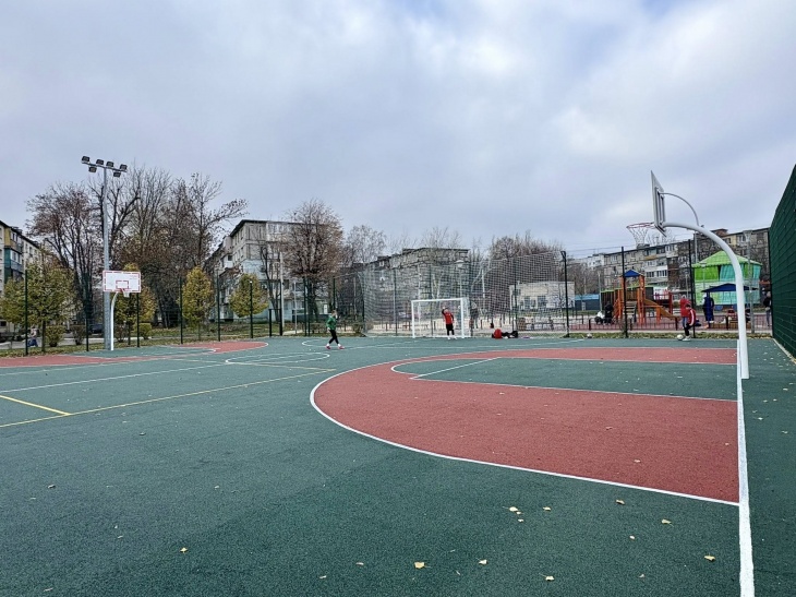 Многофункциональное спортивное поле в сквере Западный