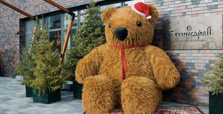 Рождественская фотозона с огромным медведем