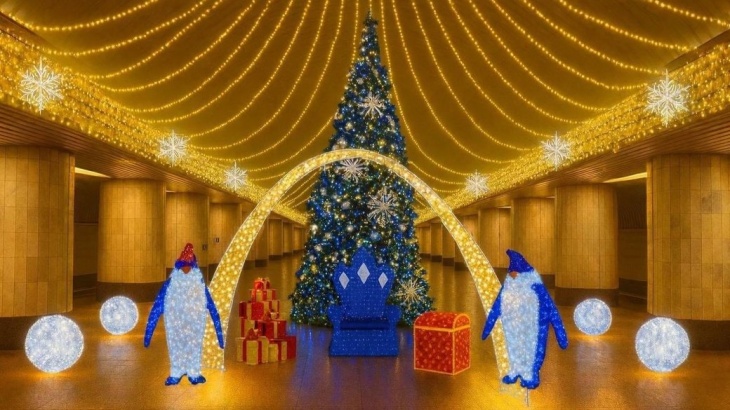 Різдвяна ялинка на ст. м. "Вокзальна" Різдвяна ялинка на ст. м. "Вокзальна"