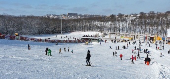 Лыжный склон в зимнем парке «Лавина»