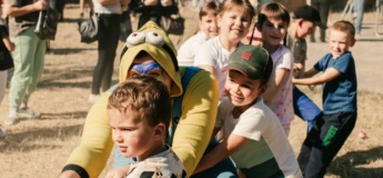 Дитячий ярмарок на конюшні