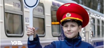 Путешествие по зимнему парку на детской железной дороге