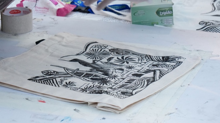 National Day Celebration: Screenprinting Emirati Motifs On Tote